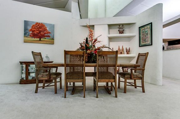 2001 N. Buckner Dining