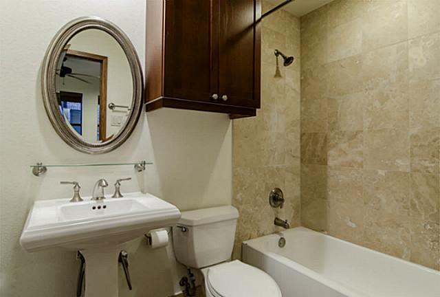 2411 Hall Street bath