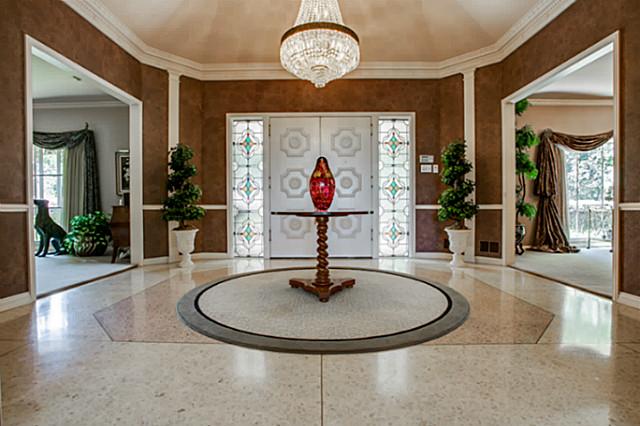 4646 Chapel Hill foyer