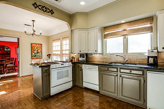 6523 Lakewood Blvd kitchen