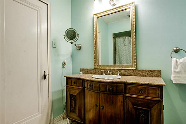 6523 Lakewood bath