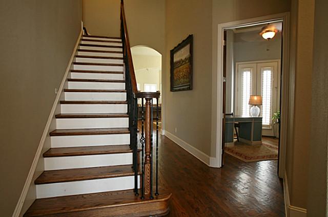 8325 Lindsay Entry