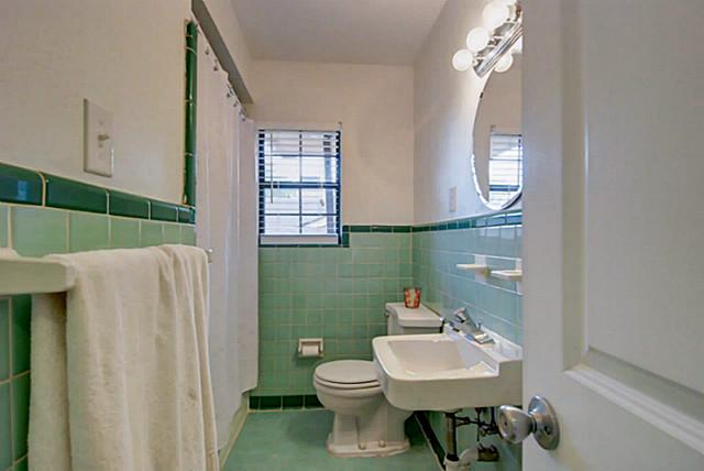 851 Peavy Bath 1