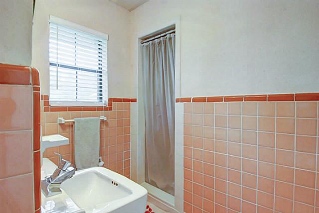 851 Peavy Bath 2