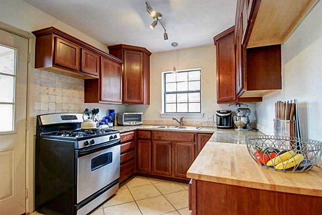851 Peavy Kitchen 1