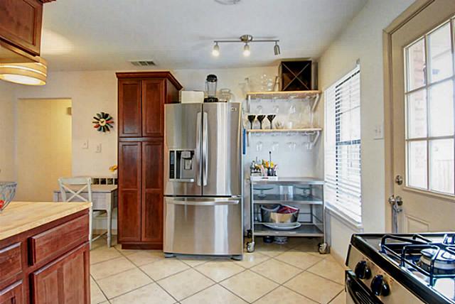 851 Peavy Kitchen 2