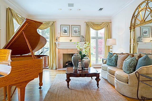 17 Robledo Dr living room