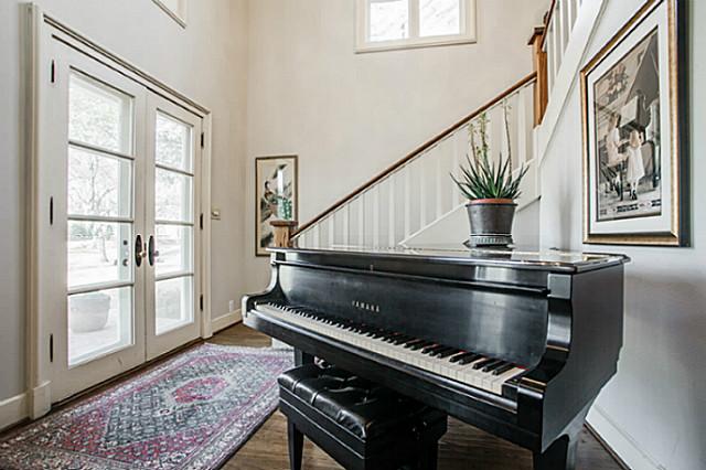 3441 University foyer