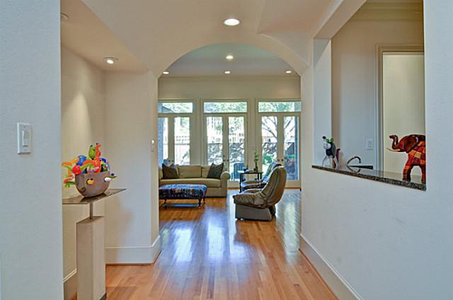 5827 Waggoner foyer