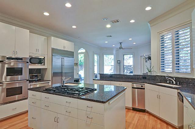 5827 Waggoner kitchen 2