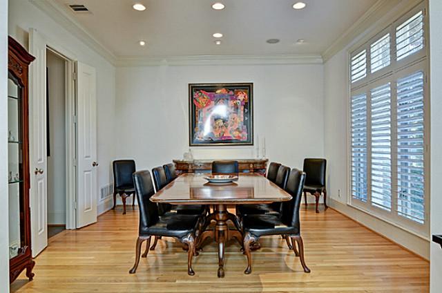 5835 Waggoner dining room