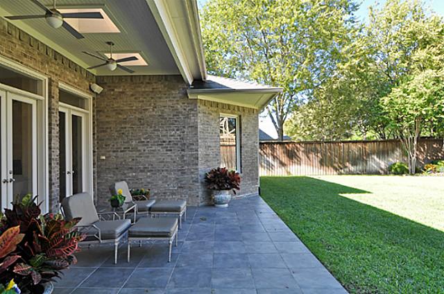 5835 Waggoner porch