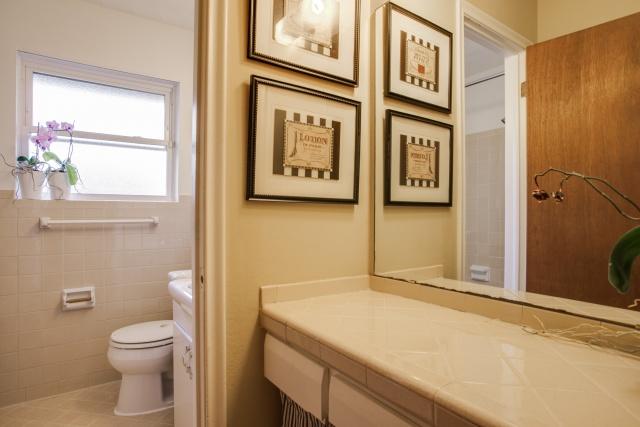 8931 Stanwood Hall bath