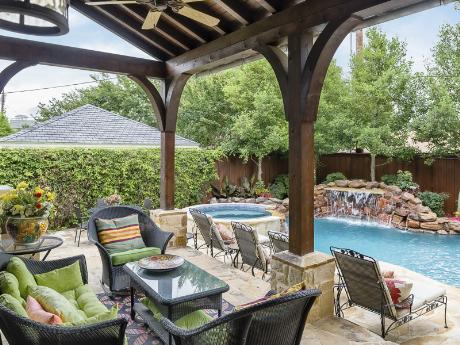 4021 Marquette Patio