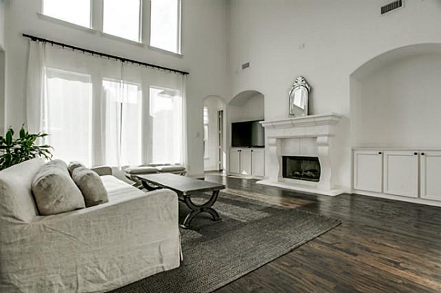 6602 Springwood Living 1