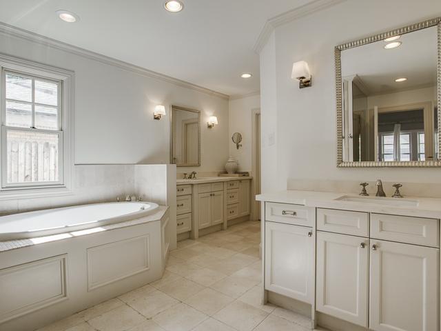 7525 Villanova master bath 1