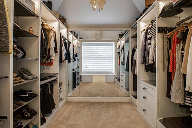 9403 Thornberry closet