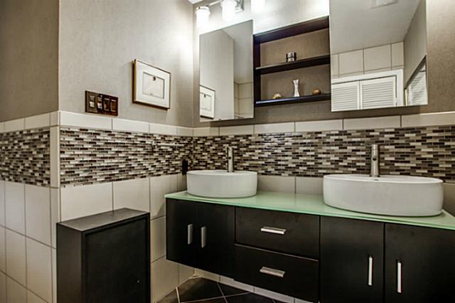 437 Mayrant Bathroom 2