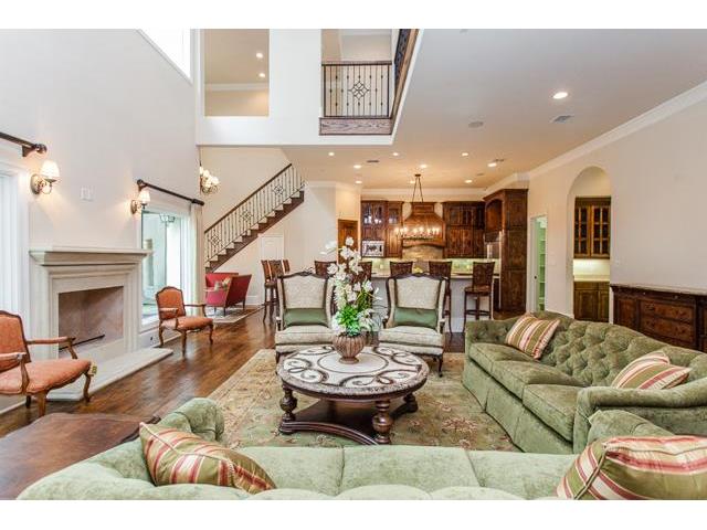 6511 Mimosa family room