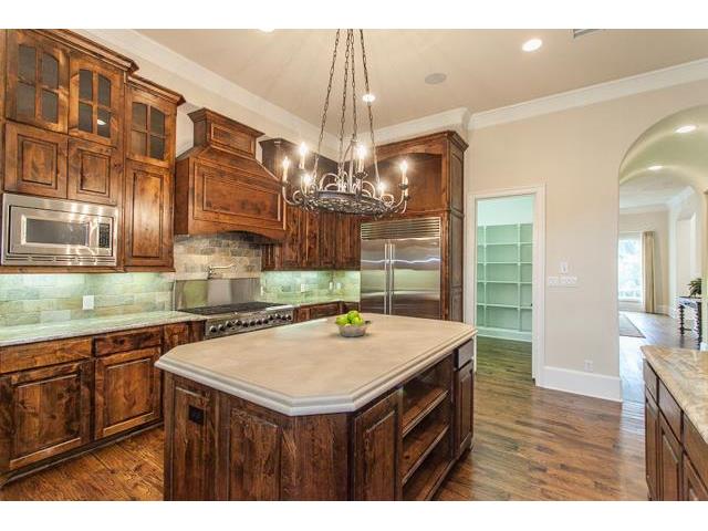 6511 Mimosa kitchen