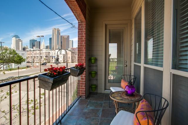 912 S Cesar Chavez balcony