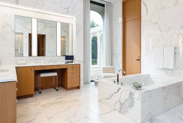 10210 Strait Master Bath