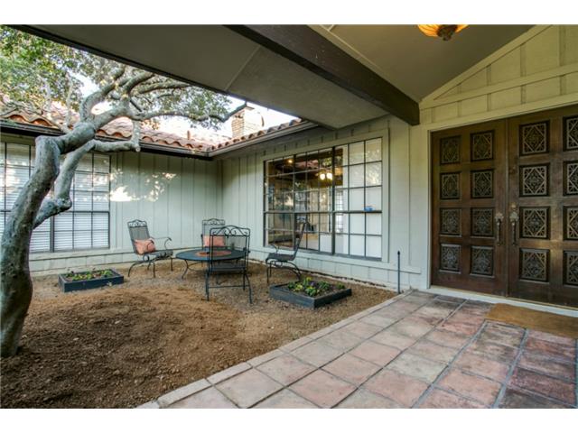 1712 Lake Side Courtyard