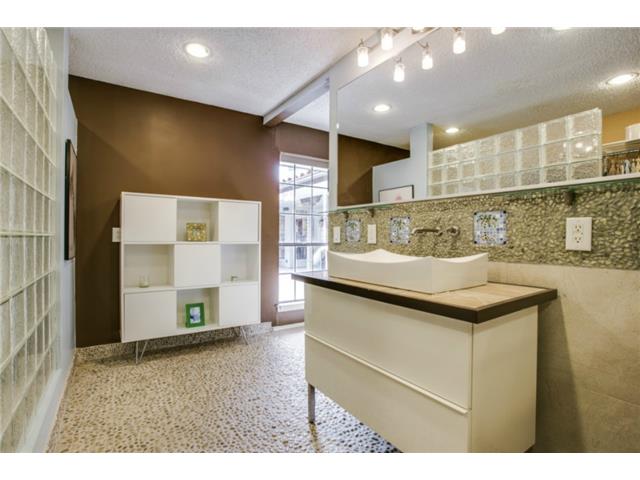 1712 Lakeside Master Bath 2