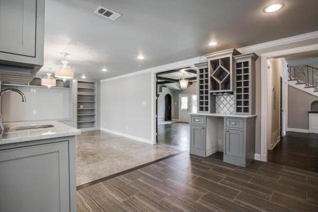 Wet bar area between kitchen and den