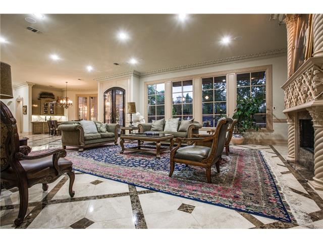 6325 Lakehurst family room
