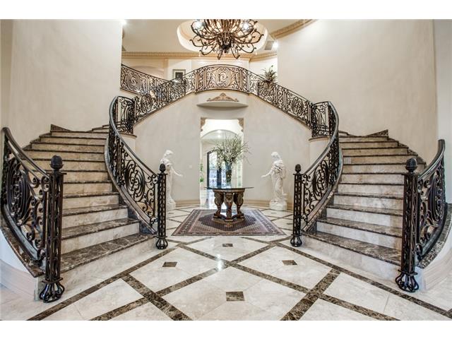 6326 Lakehurst foyer
