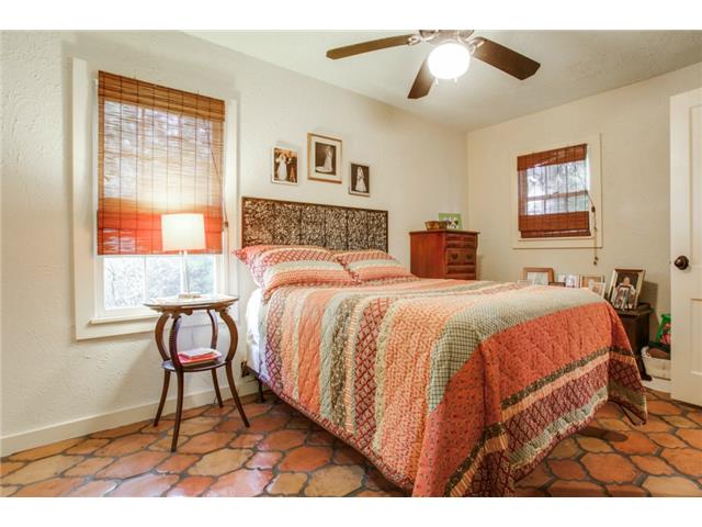 7218 Lakewood Blvd bedroom
