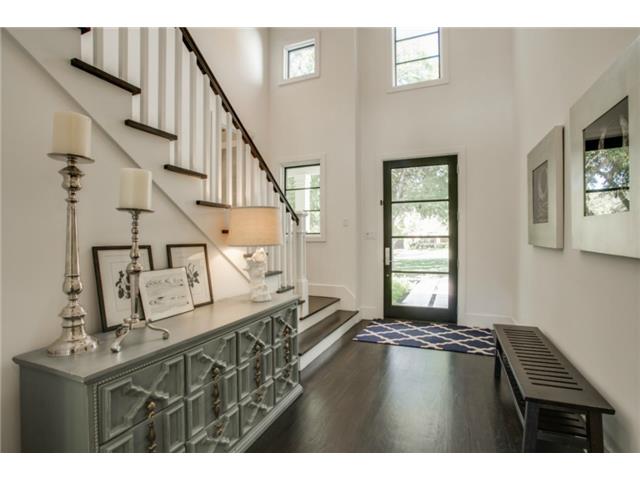 8538 San Pedro Entry Hall