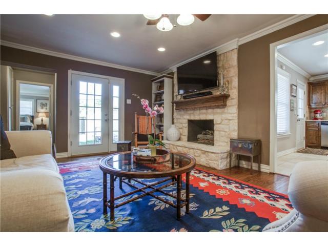 9229 Ferndale Living 3