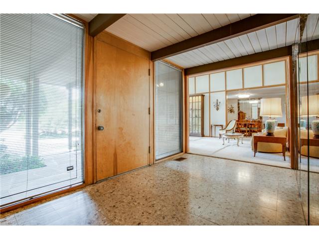 10110 Daria Foyer