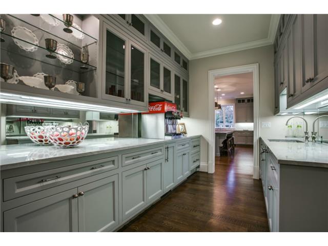 10181 Daria Drive Butlers pantry