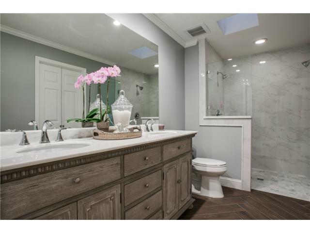 1212 N. Oak Cliff Blvd. Master Bath