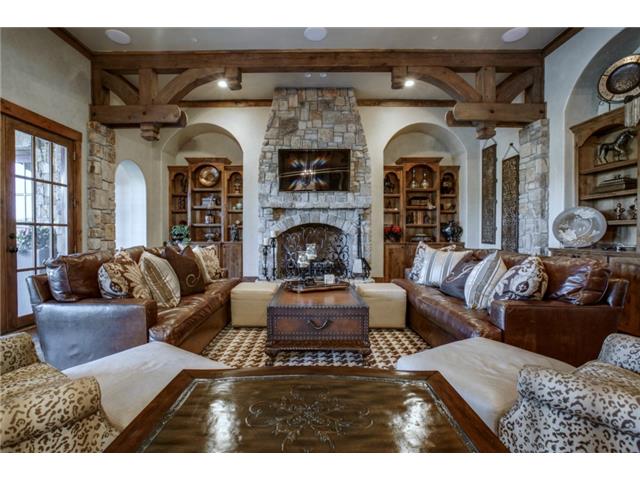 1724 Wisteria Way Living