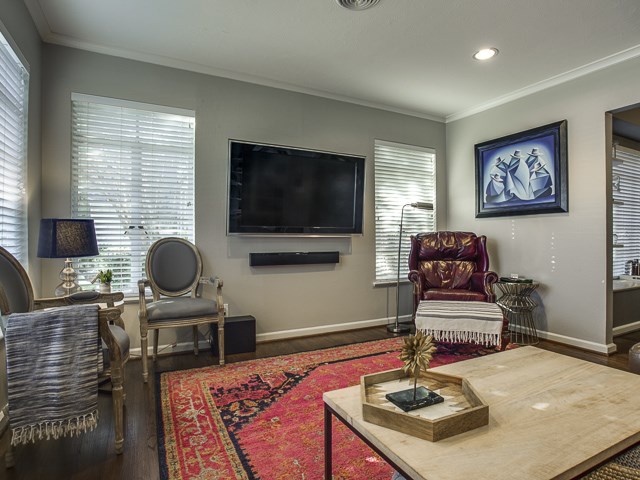 6159 Kenwood Living 2