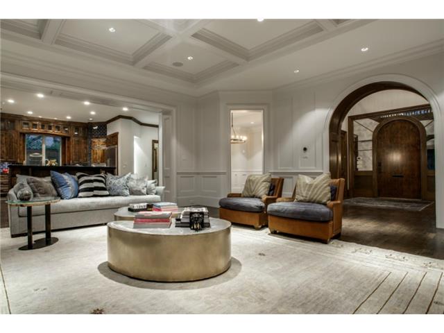 6735 Aberdeen family room.jpg 2