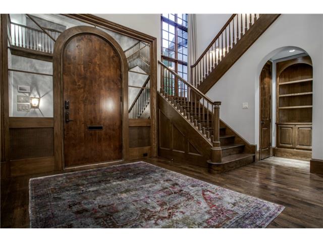 6735 Aberdeen foyer