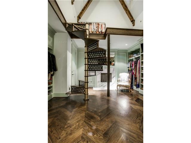 6735 Aberdeen master closet.jpg 2