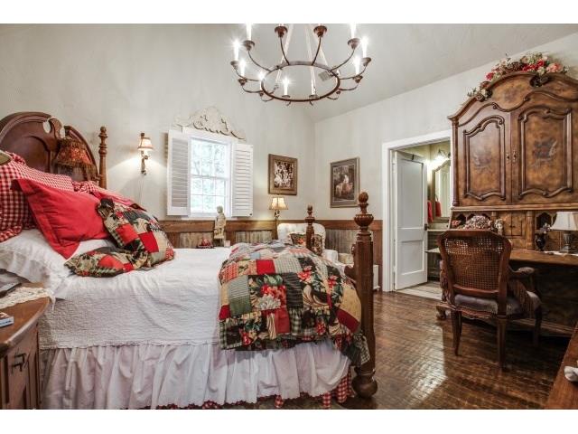 2710 Farmers Branch Lane bedroom