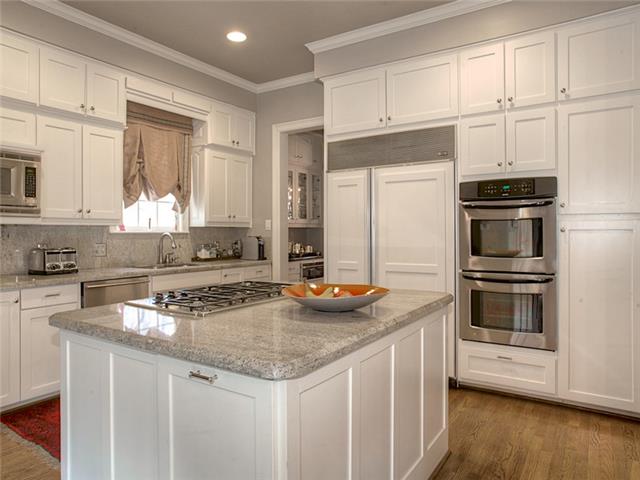 400 Virginia Place kitchen