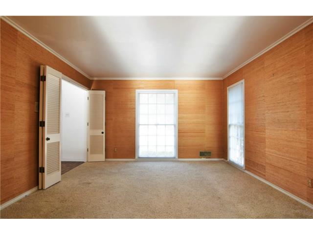 7012 Wakefield dining