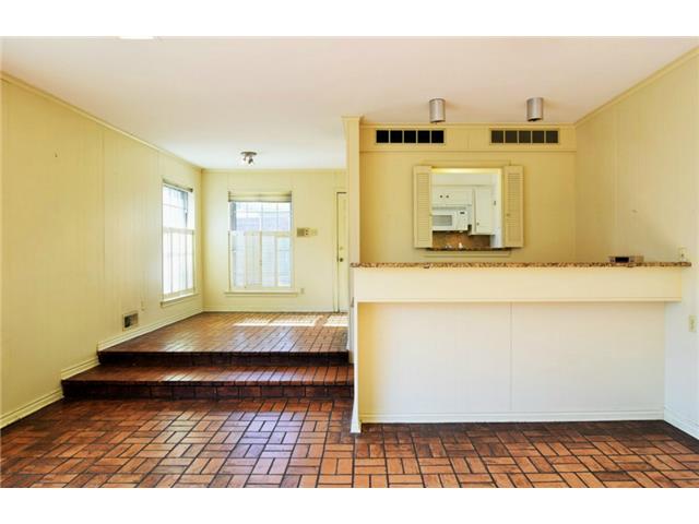 7012 Wakefield kitchen bar
