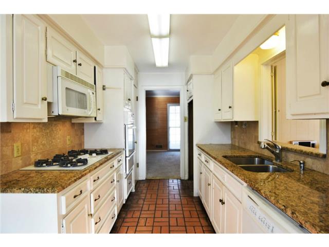 7012 Wakefield kitchen