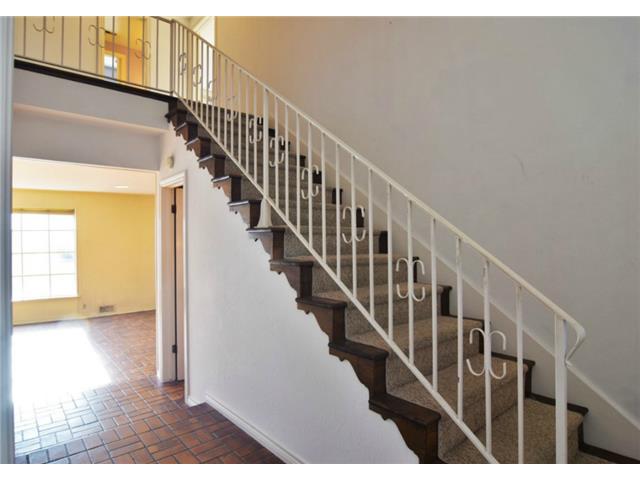 7012 Wakefield stairs