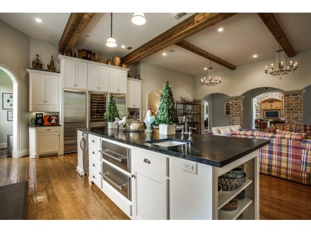 Huge refrigerators with 4 refrigertaor drawers too!Entertaining