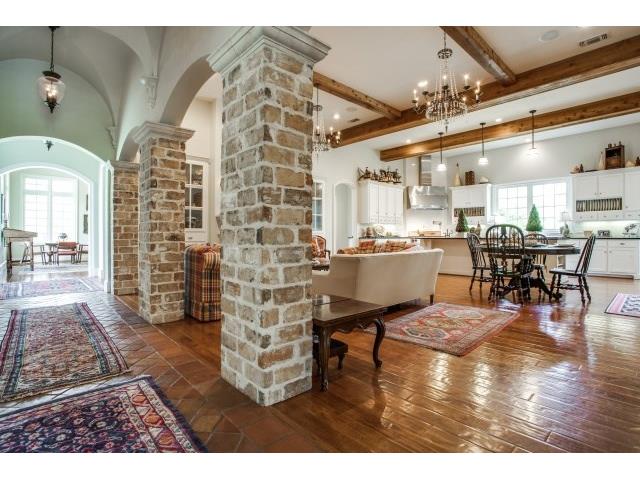 Kitchen has open nook, and morning room. Perfectfor large partie